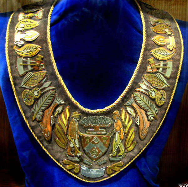Owen Sound, Ontario mayor's collar (chain) of office with sculpted symbols by Douglas Allan Wood, Ken Reiner, & William Parrot in private collection.