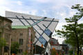 Glass & aluminum Chin Crystal envelops older stone structures of original Royal Ontario Museum. Toronto, ON.