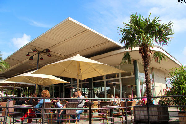 Open air cafeé on promenade of Lake Alster. Hamburg, Germany.