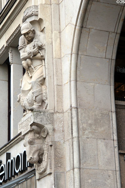 Versmann-Haus (1910-12) carvings of aproned man holding sheep & a cow's head on City Hall Market square. Hamburg, Germany. Architect: Johann Gottlieb Rambatz & Wilhelm Jollasse.
