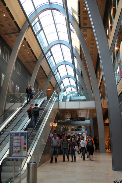 Shoppers in Europa Passage Galleria (2006) near City Hall & Lake Binnenalster. Hamburg, Germany.