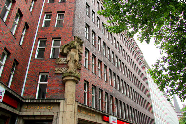 Mohlenhof (1927-28). Hamburg, Germany. Style: Transition between Expressionist & New Objectivity. Architect: Rudolf Klophaus, August Schoch & Erich Putlitz.