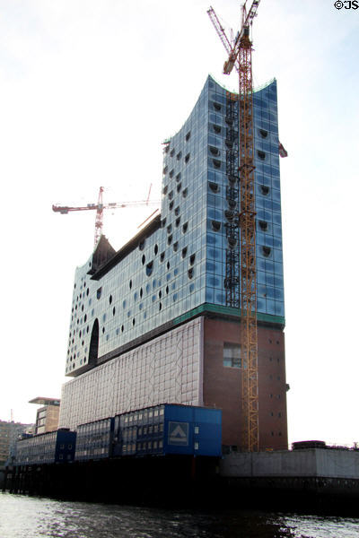 Elbphilharmonie concert hall (2017) on Grasbrook Peninsula of Elbe River in HafenCity. Hamburg, Germany. Architect: Jacques Herzog, Pierre de Meuron.