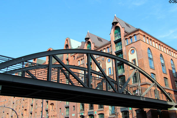 Kibbelsteg elevated pedestrian walkway with heritage warehouses on Am Sandtorkai. Hamburg, Germany.