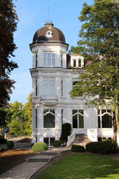 Traditional building along Harvestehuder Weg. Hamburg, Germany.