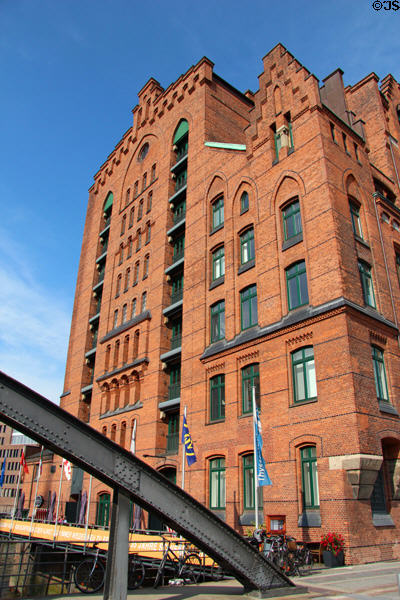 Steel bridge leading to International Maritime Museum. Hamburg, Germany. Architect: Dietmar Feichtinger.