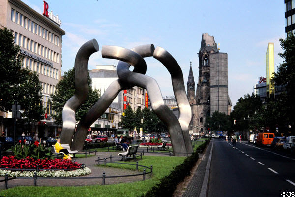 Broken chain sculpture (1987) by Brigitte Matschinsky-Denninghoff & Martin Matschinsky on Ku'dam with Kaiser-Wilhelm Memorial Church beyond. Berlin, Germany.