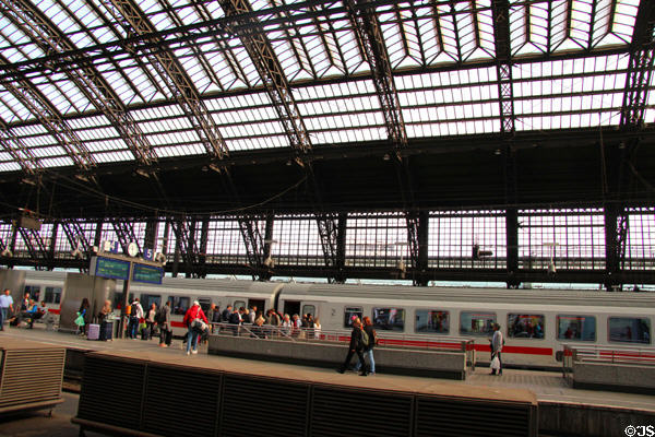 Shell-shaped roof of Köln Central Station. Köln, Germany. Architect: Schmitt and Schneider.