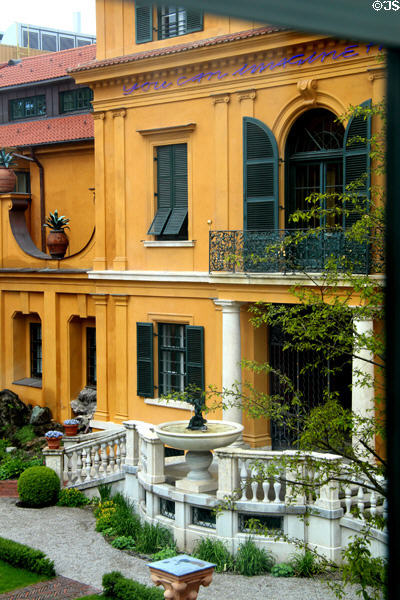 Courtyard at Lenbachhaus. Munich, Germany.