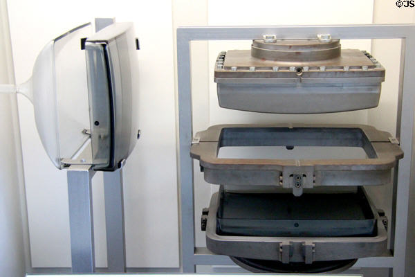 Display about molding TV picture tubes (1980) at Deutsches Museum. Munich, Germany.