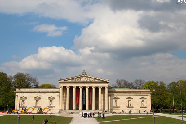 Glyptothek (1816-1830) museum of Greek & Roman sculptures from collection of King Ludwig I of Bavaria (at Konigsplatz). Munich, Germany. Style: Neoclassical. Architect: Leo von Klenze.