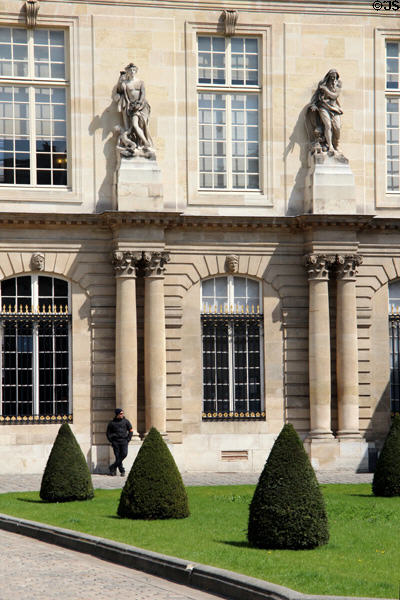 Facade detail Hôtel de Soubise (Musée des Archives Nationales) (1708). Paris, France.