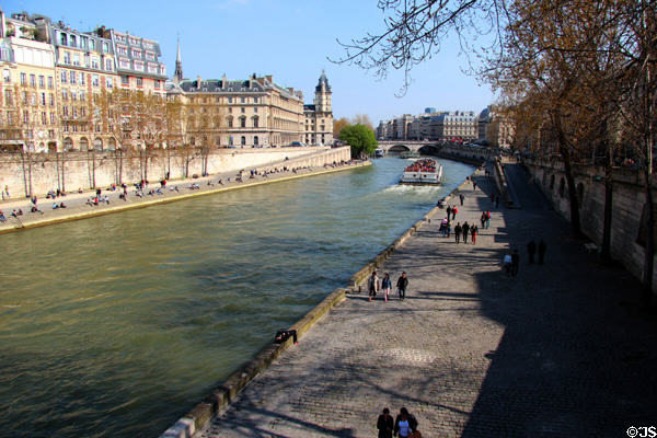 Quais of Seine between Île de la Cité & left bank. Paris, France.