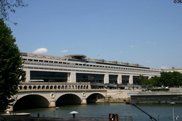 Embarcadère du Ministère des Finances (1989) at Quai de Rapée. Paris, France. Architect: Paul Chemetov, Dorja Huidobro & Emile Duhart Harosteguy.