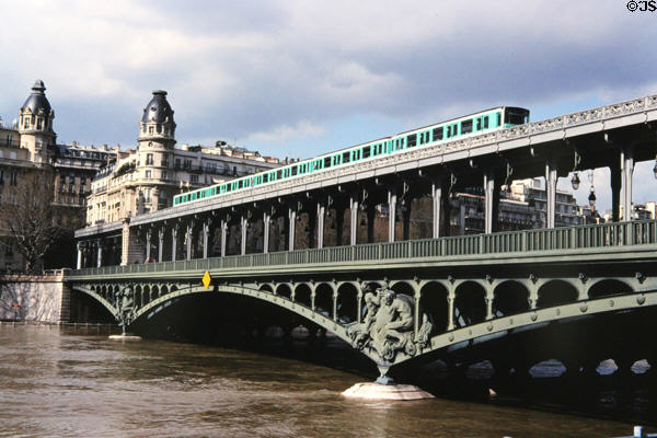 Metro train crosses Pont de Bir-Hakeim (1905) steel arch. Paris, France. Architect: J.-C. Formigé, L. Biette, Daydé & Pillé.