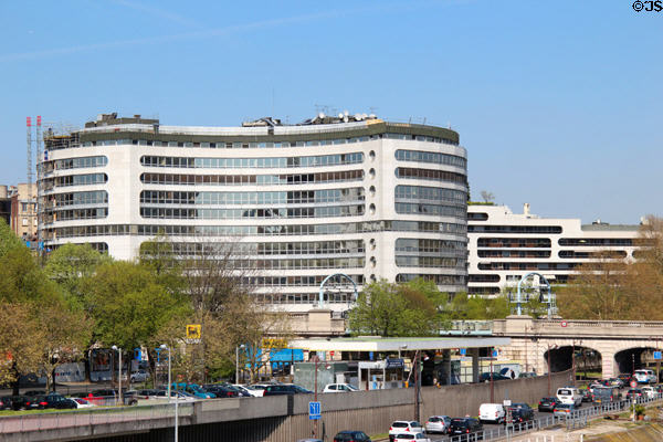 Passy-Kennedy Building (1981) (100-104 Ave. du Président-Kennedy). Paris, France. Architect: André Remondet.