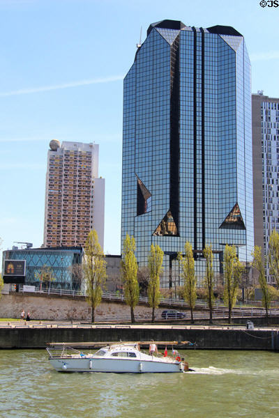 Tour Cristal (1990) (7 Quai André-Citroën) at Grenelle area. Paris, France. Architect: Julien Penven & Jean Claude Le Bail.