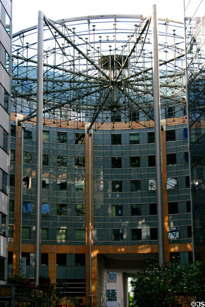Rond Place courtyard (1994) in Villages de l'Arche at La Défense. Paris, France. Architect: Atelier Castro-Denissof.