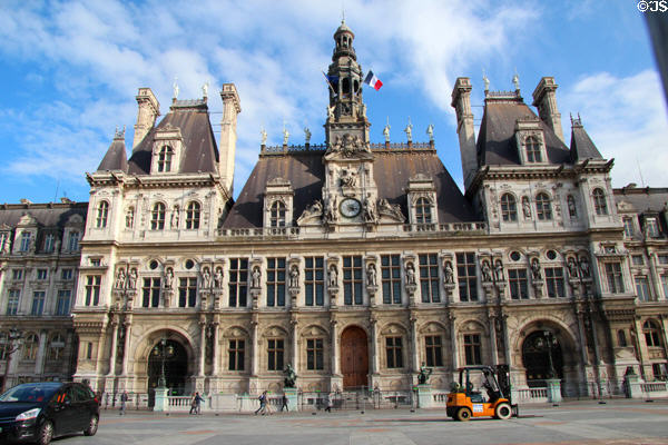 Niches with sculptures important of Parisian history on facade of Paris City Hall. Paris, France.
