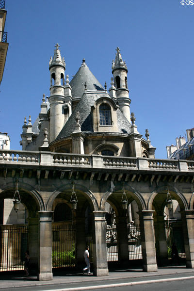 Open arcade spans gap between flanking buildings on rue Rivoli at Temple protestant de l'Oratoire du Louvre. Paris, France.