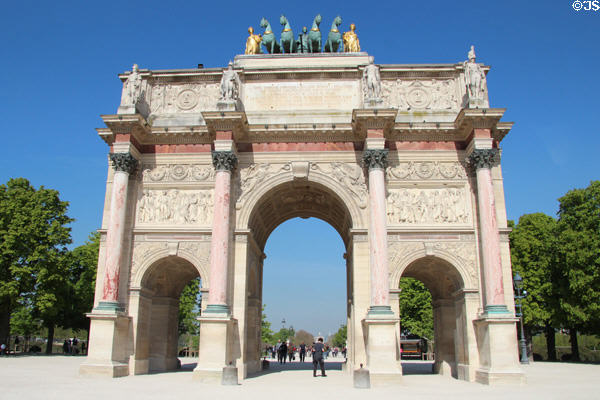 Arc du Triomphe du Carrousel with pink columns surmounted with Napoleonic troops in uniforms of four functions. Paris, France.