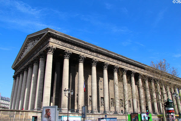 Église de la Madeleine adopts features of Maison Carrée Roman Temple from Nîmes. Paris, France.