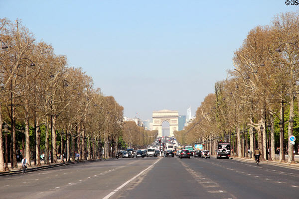 Arc du Triomphe seen above Avenue des Champs-Élysées. Paris, France.