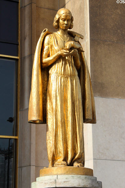 Les Oiseaux sculpture (1937) by Félix Desruelles at Palais de Chaillot. Paris, France.