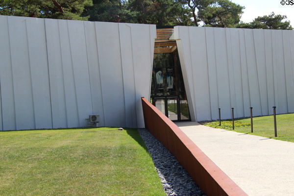 Visitor Centre 1997 & museum at Vimy Ridge Memorial. Vimy, France.