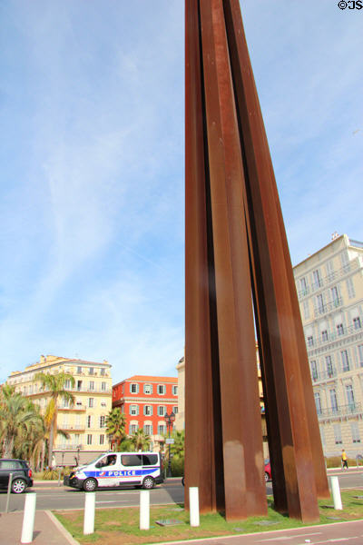 Sculpture, Neuf Lignes Obliques, at Quai des Etates-Unis at south side of Old Nice. Nice, France.