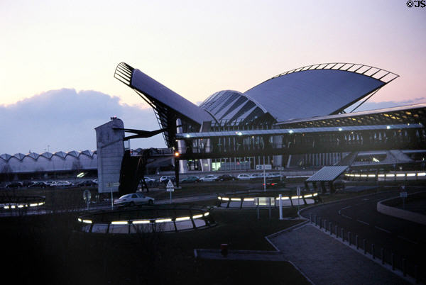 Lyon-Satolas Airport Saint-Exupéry Railway Station (1994). Lyon, France. Architect: Santiago Calatrava.