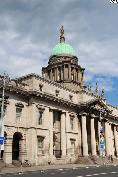 Neoclassical details of central portion of Custom House, Dublin. Dublin, Ireland.