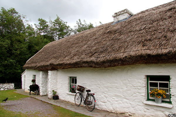 Foley's, a medium sized farm with a thatched roof & a three room dwelling at Muckross Traditional Farms in Killarney National Park. Killarney, Ireland.