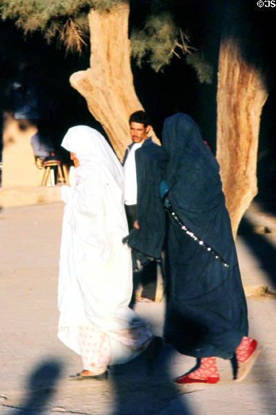 Women in traditional dress in El Kélàa des M'gouna. Morocco.