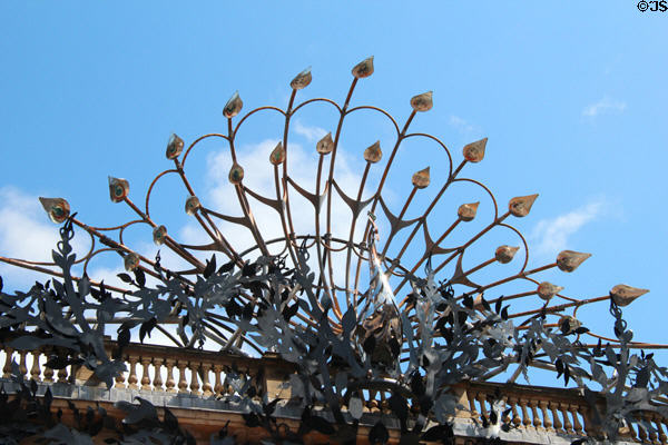 Ironwork peacock sculpture (1987-90) by Alan Dawson & Shepley Engineering atop Princes Square (34-58 Buchanan St. Mall). Glasgow, Scotland.