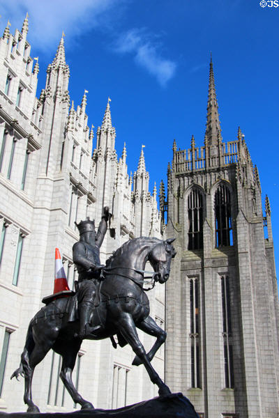Robert the Bruce statue by Alan B. Herriot in front of Greyfriars John Knox Church spire at Marischal College. Aberdeen, Scotland.