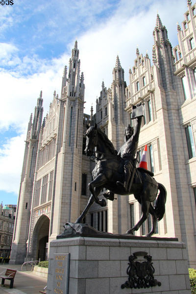 Robert the Bruce statue by Alan B. Herriot in front of Marischal College (Broad St.). Aberdeen, Scotland.