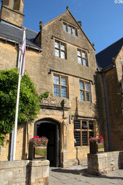 The Lygon Arms Inn (c 1532) where Oliver Cromwell stayed before the Battle of Worcester (1651) & where Charles I met with his supporters. Broadway, England.