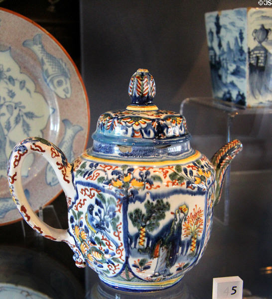 Doulton Teapot (1700-1715) (Lambeth) at Broadway Museum & Art Gallery. Broadway, England.