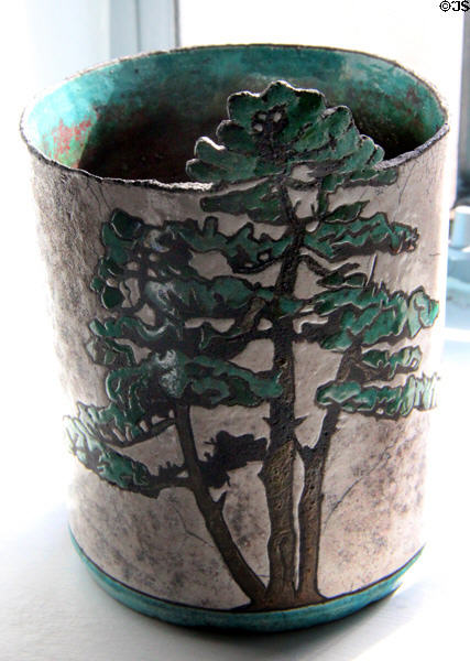 Raku pot (date unknown) by Bob Freeman at Gordon Russell Design Museum. Broadway, England.