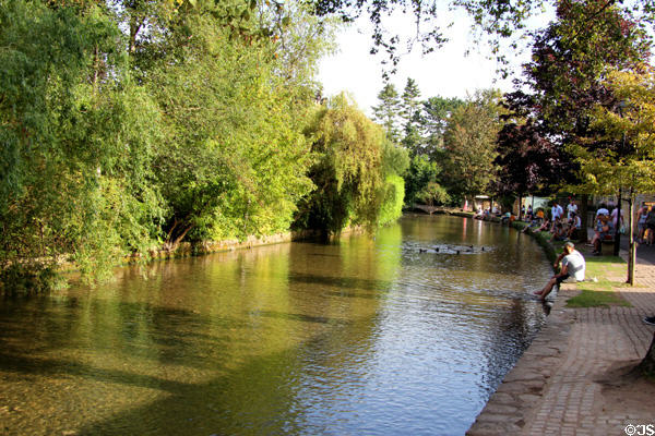 River Windrush which runs through center of town and eventually joins the Thames for the journey to London. Bourton-on-the-Water, England.