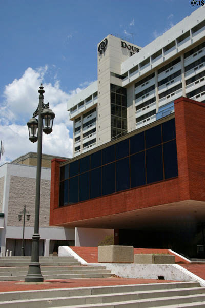 Cantilevered entrance of Arkansas Bar Center. Little Rock, AR.