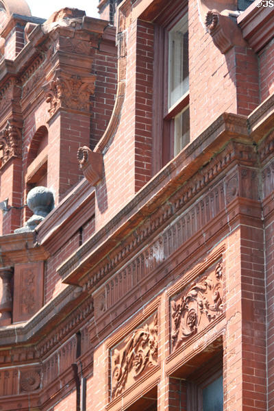 Facade details of Sidney A. Kent House. Chicago, IL.