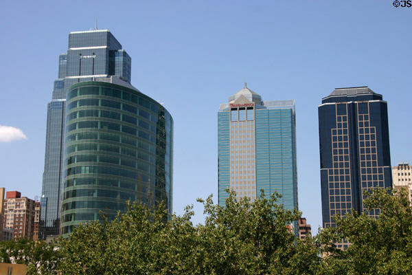 1201 Walnut (1988) (30 floors) to right of One Kansas City Place, H&R Block, & Town Pavilion buildings. Kansas City, MO. Architect: HNTB Architecture.