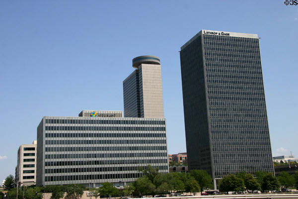 Sheraton Kansas City Hotel with revolving observation deck, Assurant (1985) & Lathrop & Gage (1977). Kansas City, MO.