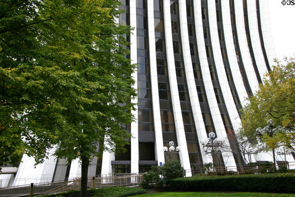 The Metropolitan (formerly Chase Tower & Lincoln First Bank) (1973) (27 floors) (1 S Clinton Ave.). Rochester, NY. Architect: John Graham & Co..