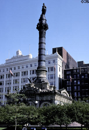 May Company Building (1914) (8 floors) (158 Euclid Ave.) behind Civil War Monument. Cleveland, OH. Architect: D.H. Burnham & Company + Graham, Anderson, Probst & White.