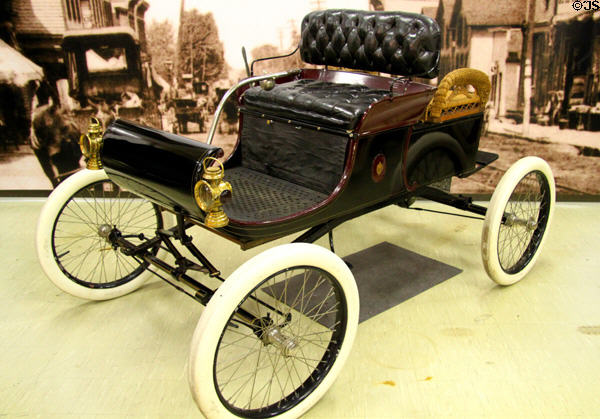 Oldsmobile Curved Dash Runabout dos-a-dos (1901) from Detroit, MI at Crawford Auto Aviation Museum of Cleveland History Center. Cleveland, OH.
