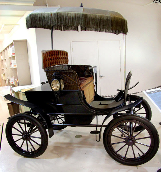 Baker Newport Runabout (1904) from Cleveland, OH at Crawford Auto Aviation Museum of Cleveland History Center. Cleveland, OH.