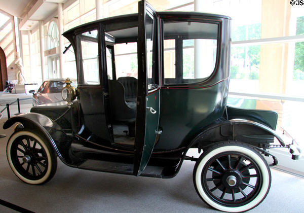 Rauch & Lang Model J6 Coach (1916) from Cleveland, OH at Crawford Auto Aviation Museum of Cleveland History Center. Cleveland, OH.